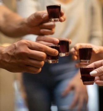 Grupo de amigos brindando con chupitos en una fiesta