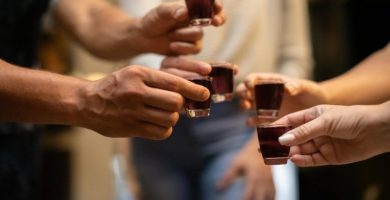 Grupo de amigos brindando con chupitos en una fiesta