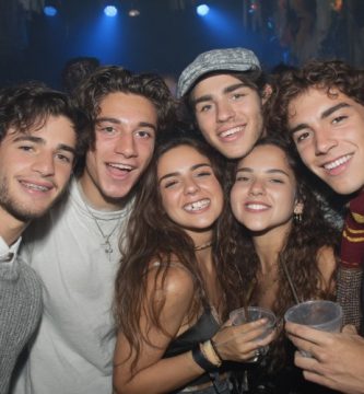 Grupo de amigos jóvenes celebrando un cumpleaños de Harry Potter en una fiesta temática en Madrid