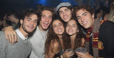 Grupo de amigos jóvenes celebrando un cumpleaños de Harry Potter en una fiesta temática en Madrid