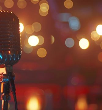 Micrófono en un escenario con luces de fondo para un micro abierto en Madrid