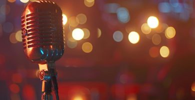 Micrófono en un escenario con luces de fondo para un micro abierto en Madrid