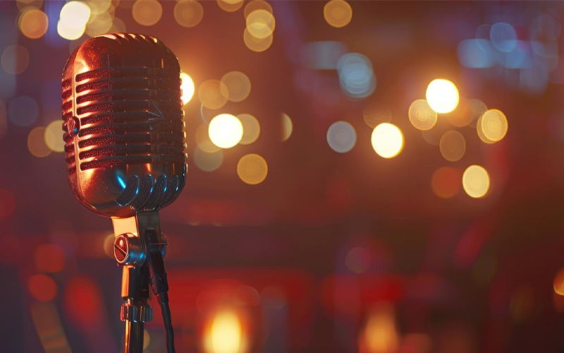 Micrófono en un escenario con luces de fondo para un micro abierto en Madrid
