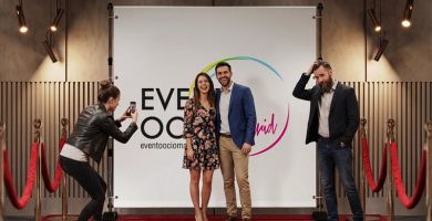 Invitados posando en un photocall en Madrid durante una fiesta en interior