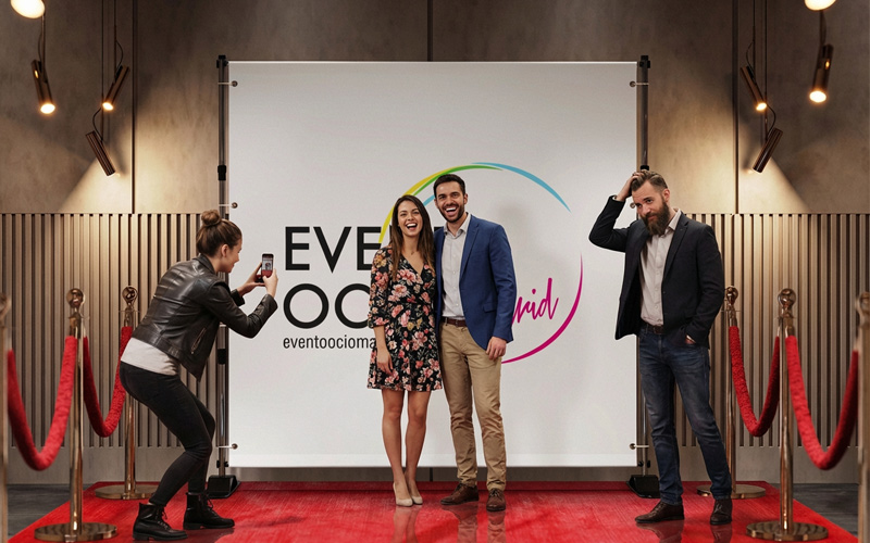 Invitados posando en un photocall en Madrid durante una fiesta en interior