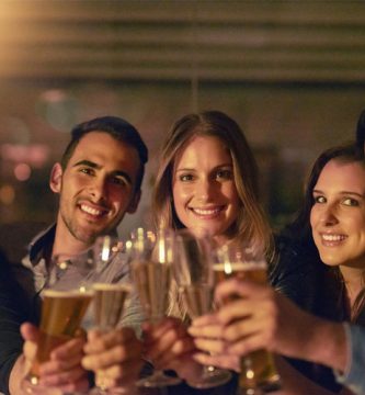 Grupo de amigos brindando mientras celebran una fiesta privada