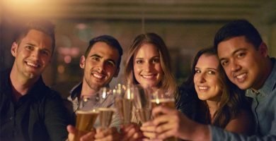 Grupo de amigos brindando mientras celebran una fiesta privada