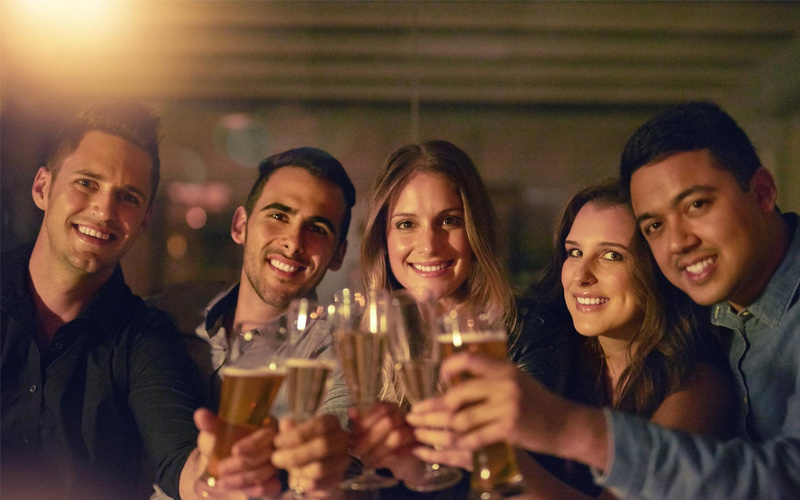 Grupo de amigos brindando mientras celebran una fiesta privada