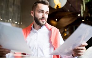 Organizador revisando documentos para preparar el presupuesto de un evento