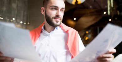Organizador revisando documentos para preparar el presupuesto de un evento
