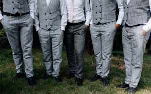 Código de vestimenta para hombres con chalecos y pantalones de traje gris a cuadros