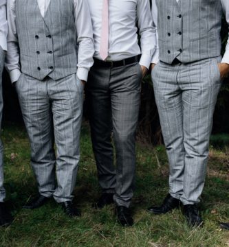 Código de vestimenta para hombres con chalecos y pantalones de traje gris a cuadros
