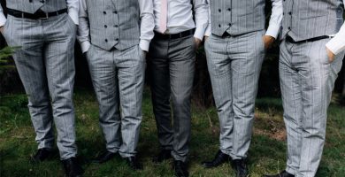 Código de vestimenta para hombres con chalecos y pantalones de traje gris a cuadros