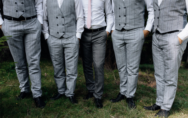 Código de vestimenta para hombres con chalecos y pantalones de traje gris a cuadros