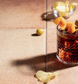 Combinado con ron servido con hielo, piel de naranja y aceituna junto a varios ingredientes