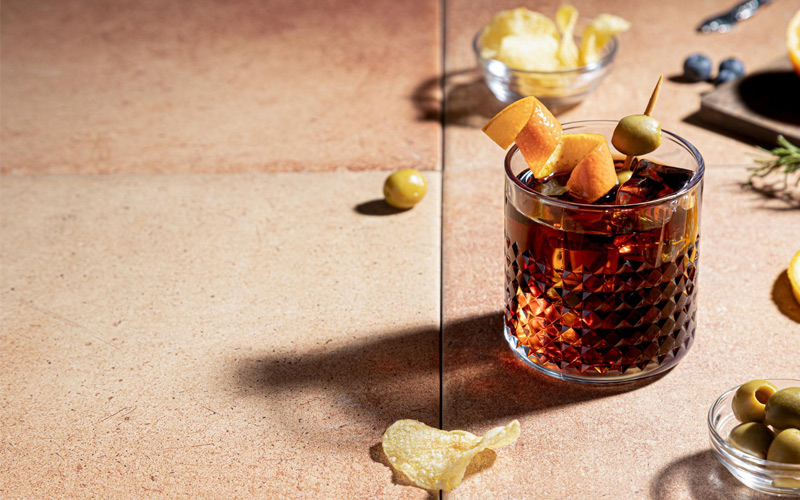 Combinado con ron servido con hielo, piel de naranja y aceituna junto a varios ingredientes